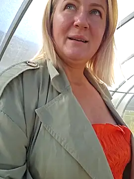 Snapshot of Marushka chatting on 09-25-25, 07:34 Marushka online show from 09-25-25, 07:34