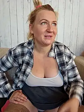 Snapshot of Marushka chatting on 09-27-25, 07:02 Marushka online show from 09-27-25, 07:02