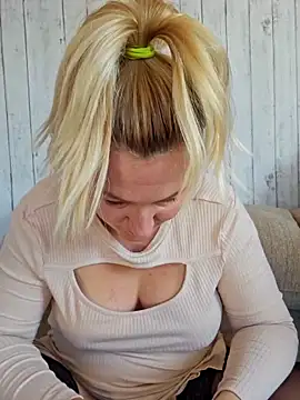 Snapshot of Marushka chatting on 10-08-25, 08:56 Marushka online show from 10-08-25, 08:56