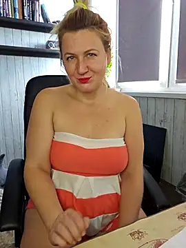 Snapshot of Marushka chatting on 10-19-25, 01:23 Marushka online show from 10-19-25, 01:23