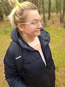 Snapshot of Marushka chatting on 10-24-25, 08:11 Marushka online show from 10-24-25, 08:11