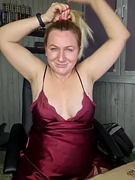 Snapshot of Marushka chatting on 12-15-25, 03:33 Marushka online show from 12-15-25, 03:33