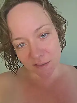 Snapshot of julimonroe chatting on 06-06-26, 01:43 julimonroe online show from 06-06-26, 01:43