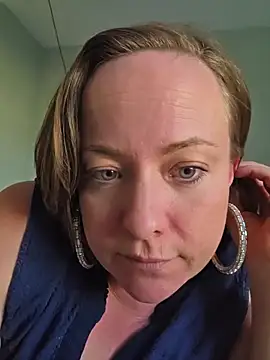 Snapshot of julimonroe chatting on 06-17-26, 12:57 julimonroe online show from 06-17-26, 12:57