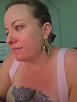 Snapshot of julimonroe chatting on 06-19-26, 04:17 julimonroe online show from 06-19-26, 04:17