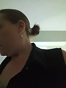Snapshot of julimonroe chatting on 07-15-26, 01:44 julimonroe online show from 07-15-26, 01:44