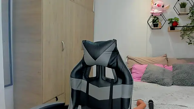 Snapshot of lara_rose1 chatting on 11-12-25, 07:20 lara rose1 online show from 11-12-25, 07:20