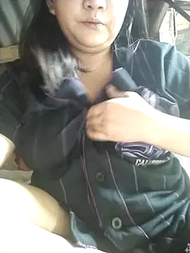 Snapshot of milkytitsmom4u chatting on 03-16-26, 04:44 milkytitsmom4u online show from 03-16-26, 04:44