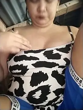 Snapshot of milkytitsmom4u chatting on 03-18-26, 06:11 milkytitsmom4u online show from 03-18-26, 06:11