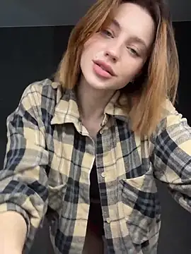 Snapshot of Camilla_Railian chatting on 10-05-25, 04:00 Camilla Railian online show from 10-05-25, 04:00