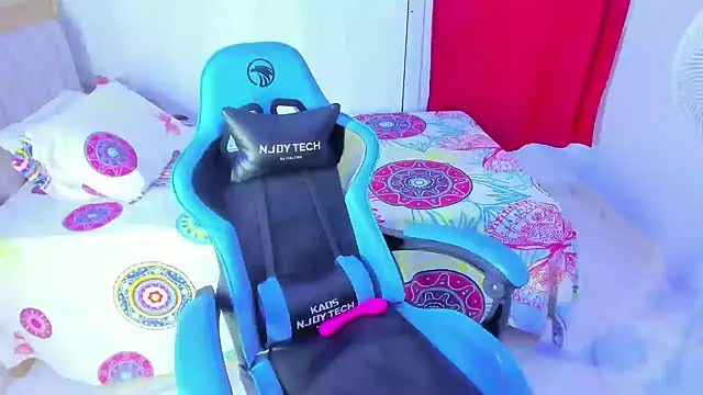 Snapshot of Lunastar02 chatting on 11-18-25, 02:43 Lunastar02 online show from 11-18-25, 02:43