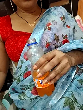 Snapshot of Diya_143 chatting on 06-12-26, 07:18 Diya 143 online show from 06-12-26, 07:18