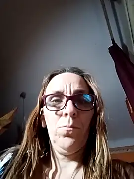 Snapshot of Dettybitch40 chatting on 10-13-25, 04:07 Dettybitch40 online show from 10-13-25, 04:07