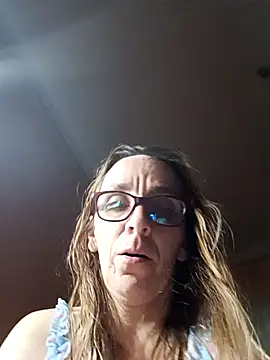 Snapshot of Dettybitch40 chatting on 10-15-25, 06:52 Dettybitch40 online show from 10-15-25, 06:52