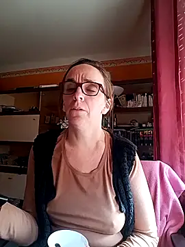 Snapshot of Dettybitch40 chatting on 10-21-25, 12:39 Dettybitch40 online show from 10-21-25, 12:39