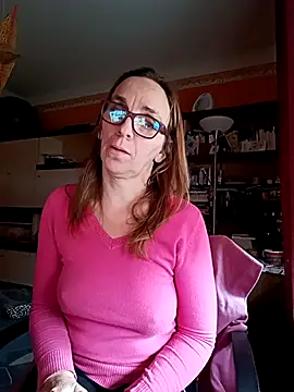 Snapshot of Dettybitch40 chatting on 10-27-25, 08:07 Dettybitch40 online show from 10-27-25, 08:07