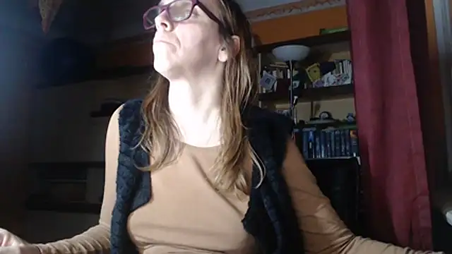 Snapshot of Dettybitch40 chatting on 10-31-25, 04:41 Dettybitch40 online show from 10-31-25, 04:41