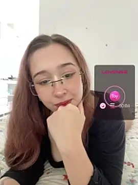 Snapshot of tsuki_chan_on chatting on 06-07-26, 04:33 tsuki chan on online show from 06-07-26, 04:33