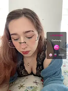 Snapshot of tsuki_chan_on chatting on 06-21-26, 04:42 tsuki chan on online show from 06-21-26, 04:42