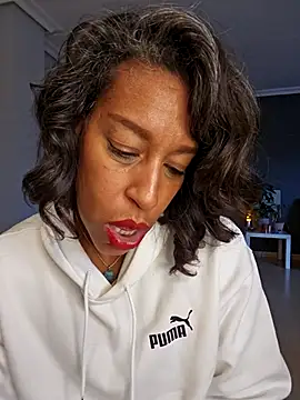 Snapshot of Goldenlace chatting on 12-04-25, 11:30 Goldenlace online show from 12-04-25, 11:30