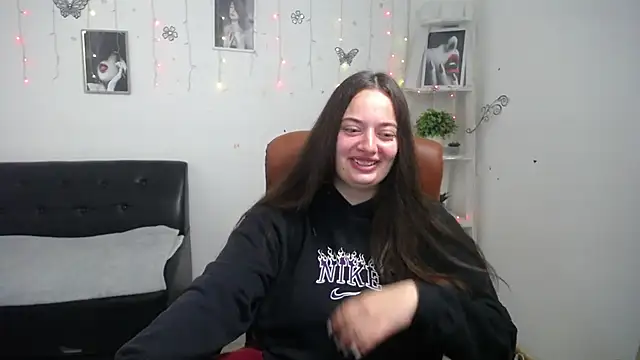 Snapshot of MilanaPrice chatting on 10-05-25, 05:17 MilanaPrice online show from 10-05-25, 05:17
