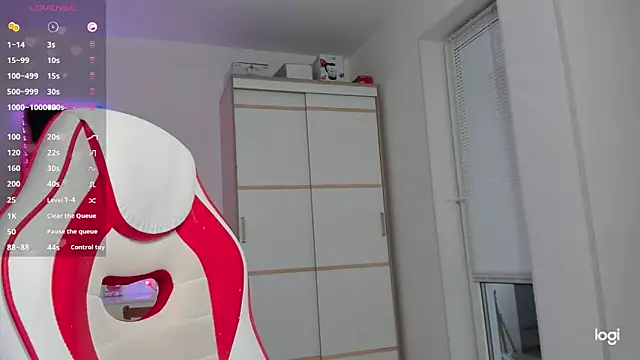 Snapshot of HotCarolineXO chatting on 11-18-25, 12:31 HotCarolineXO online show from 11-18-25, 12:31