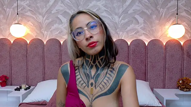 Snapshot of NicoleBlum chatting on 01-27-25, 03:39 NicoleBlum online show from 01-27-25, 03:39