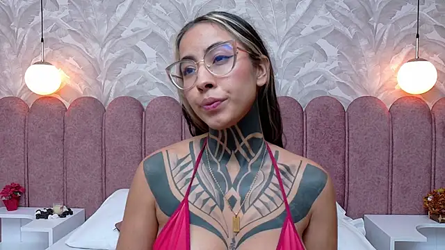 Snapshot of NicoleBlum chatting on 02-07-25, 04:46 NicoleBlum online show from 02-07-25, 04:46