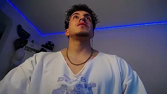 Snapshot of strongboy_ chatting on 10-18-25, 08:09 strongboy online show from 10-18-25, 08:09