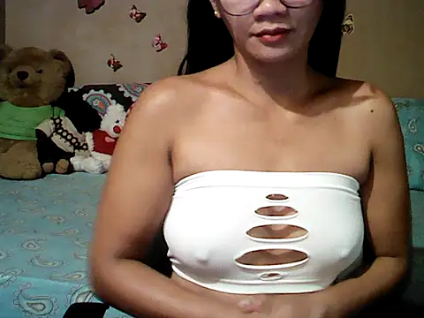 Snapshot of Mia_Rein chatting on 04-27-26, 02:04 Mia Rein online show from 04-27-26, 02:04