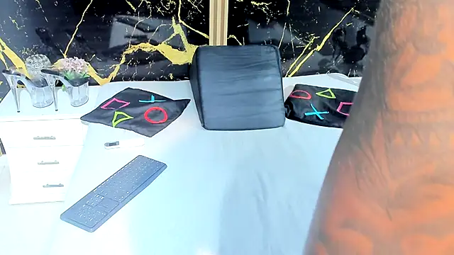 NahomyOwen online show from 10-06-25, 12:24