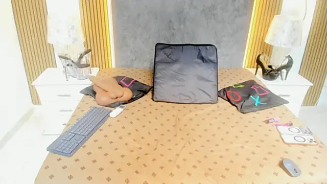 NahomyOwen online show from 07-18-26, 12:09