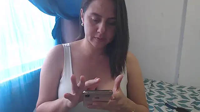 Snapshot of annie_21_ chatting on 09-22-25, 05:15 annie 21 online show from 09-22-25, 05:15