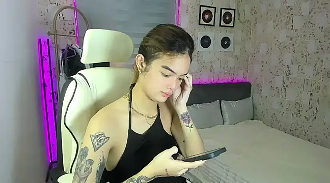 Snapshot of AlexandraMooree chatting on 01-17-25, 01:46 AlexandraMooree online show from 01-17-25, 01:46