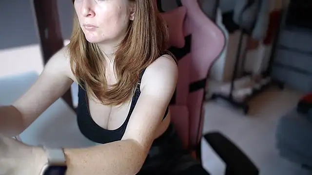 Snapshot of Exotic-Desire chatting on 11-10-25, 10:36 Exotic-Desire online show from 11-10-25, 10:36