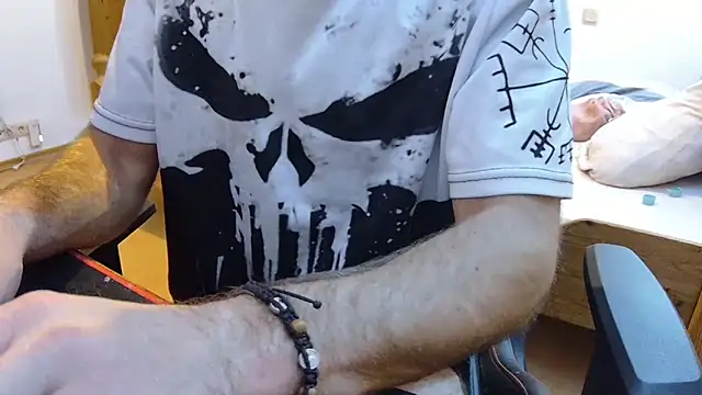 Snapshot of KmlBI26 chatting on 10-28-25, 07:05 KmlBI26 online show from 10-28-25, 07:05