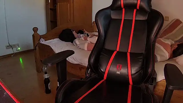 Snapshot of KmlBI26 chatting on 10-30-25, 07:21 KmlBI26 online show from 10-30-25, 07:21