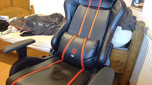 Snapshot of KmlBI26 chatting on 11-28-25, 07:11 KmlBI26 online show from 11-28-25, 07:11