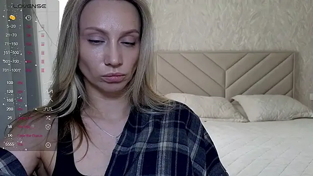 Snapshot of Alice_Wonders chatting on 04-22-26, 07:33 Alice Wonders online show from 04-22-26, 07:33