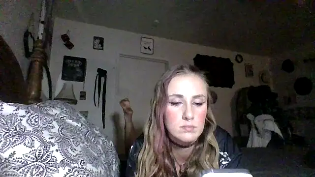 Snapshot of ClumsyLink chatting on 09-24-25, 12:41 ClumsyLink online show from 09-24-25, 12:41