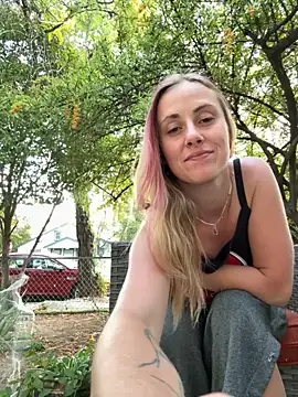 Snapshot of ClumsyLink chatting on 09-27-25, 02:44 ClumsyLink online show from 09-27-25, 02:44