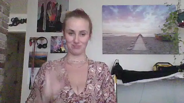 Snapshot of ClumsyLink chatting on 10-22-25, 09:36 ClumsyLink online show from 10-22-25, 09:36