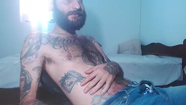 Snapshot of Tatted21xxx chatting on 09-28-25, 03:39 Tatted21xxx online show from 09-28-25, 03:39