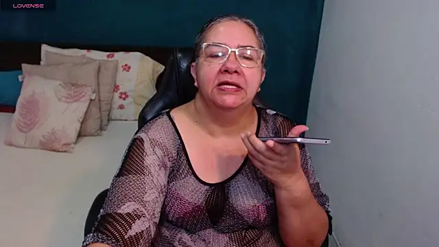 Snapshot of scaelettdubois chatting on 05-20-26, 01:12 scaelettdubois online show from 05-20-26, 01:12