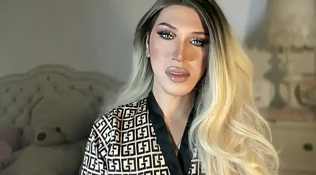 Snapshot of Ts_glamxxxx chatting on 03-05-25, 03:40 Ts glamxxxx online show from 03-05-25, 03:40