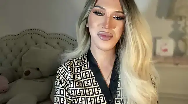 Snapshot of Ts_glamxxxx chatting on 03-05-25, 06:44 Ts glamxxxx online show from 03-05-25, 06:44