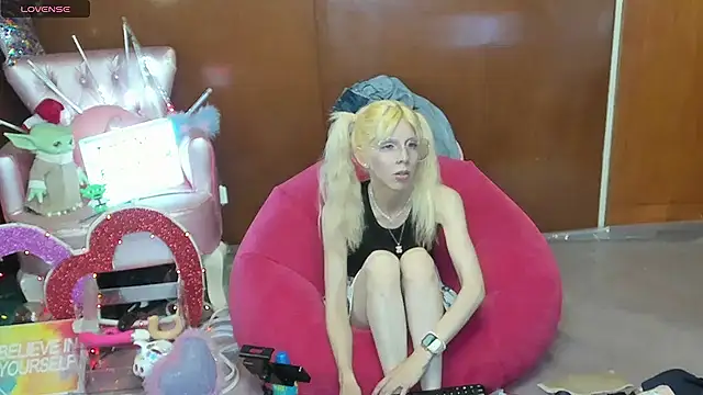 Snapshot of Skinygirl chatting on 05-01-26, 10:36 Skinygirl online show from 05-01-26, 10:36