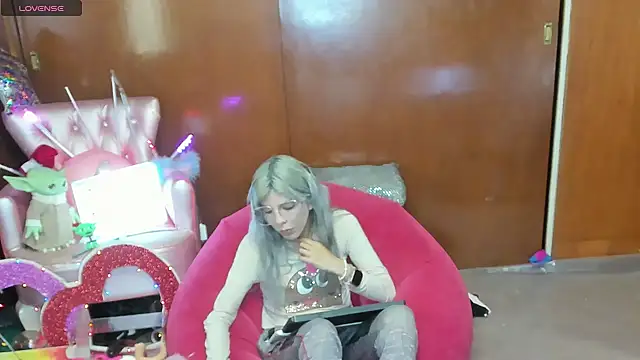 Snapshot of Skinygirl chatting on 05-09-26, 12:05 Skinygirl online show from 05-09-26, 12:05