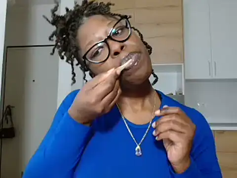 Snapshot of MadamIndigo chatting on 01-15-26, 05:27 MadamIndigo online show from 01-15-26, 05:27