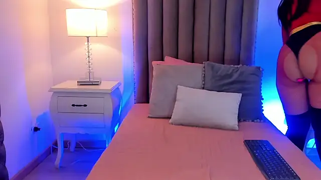 Emma Torres   online show from 01-28-25, 12:00